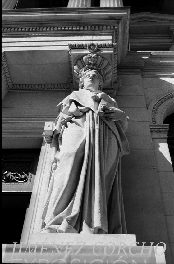 COLUMNAS  DEL  PORTICO DEL MINISTERIO DE AGRICULTURA Y   PESCA