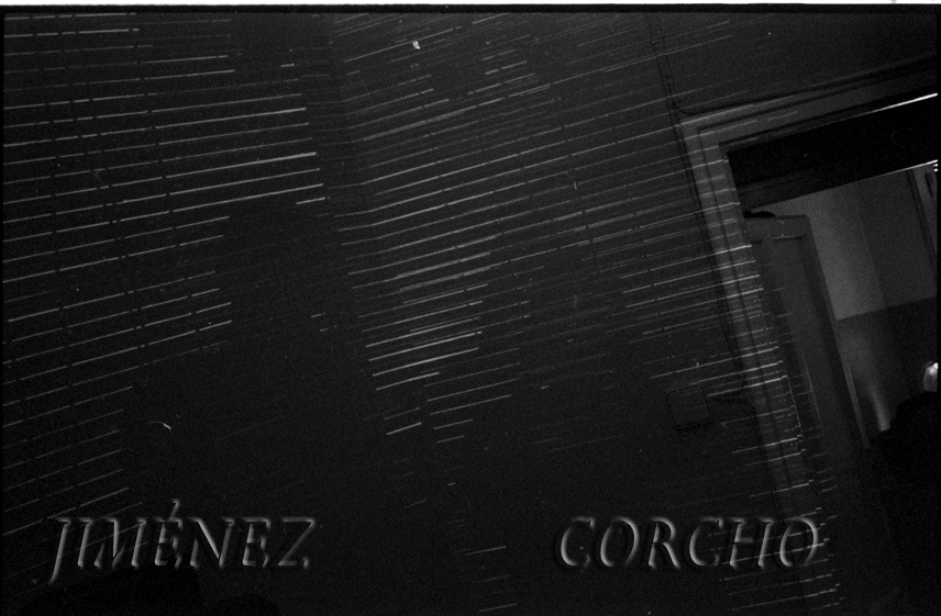 SOMBRAS Y LUZ ENTRE PERSIANAS